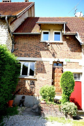 Maison derrière les champs